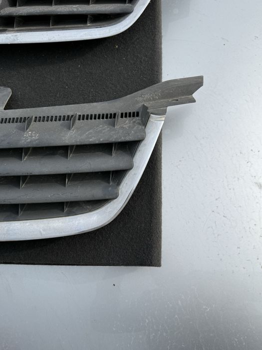 Рашетка предна броня  за Vw Touran 1 Туаран 1T0853651 маска с емблема
