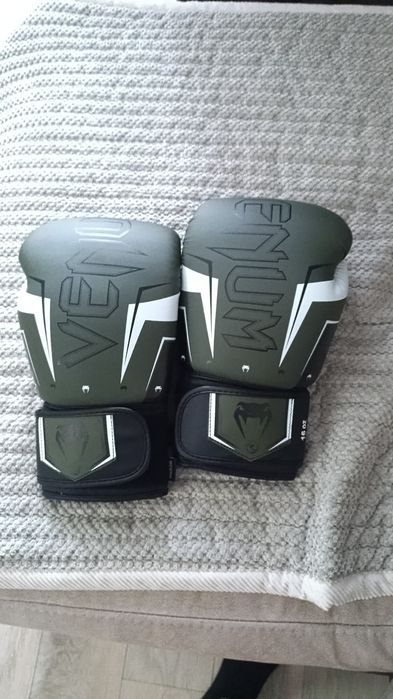 Продам хорошие перчатки боксерские новые все с ними хорошо