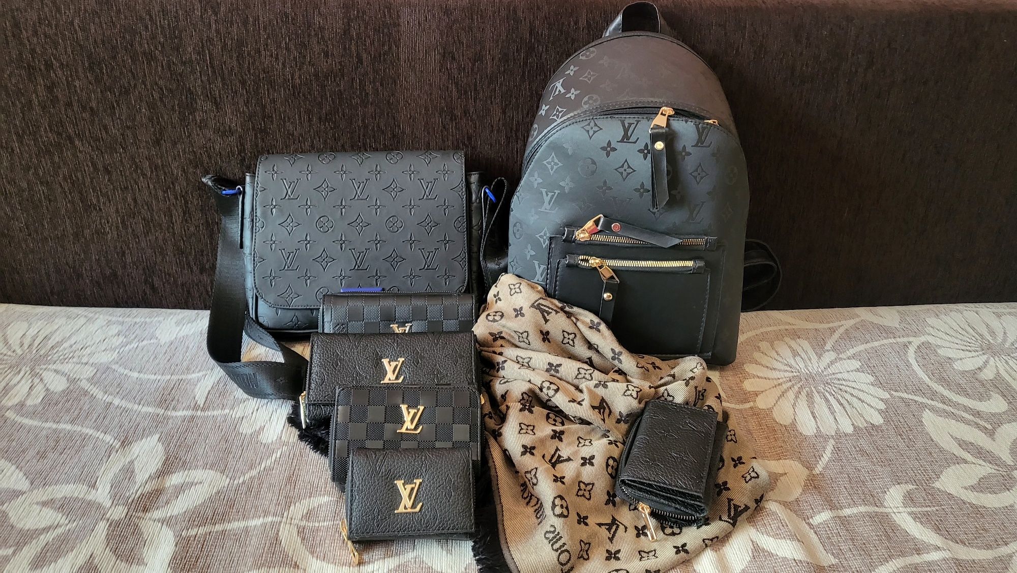 Чанти и раници, шалове на Guess, LV