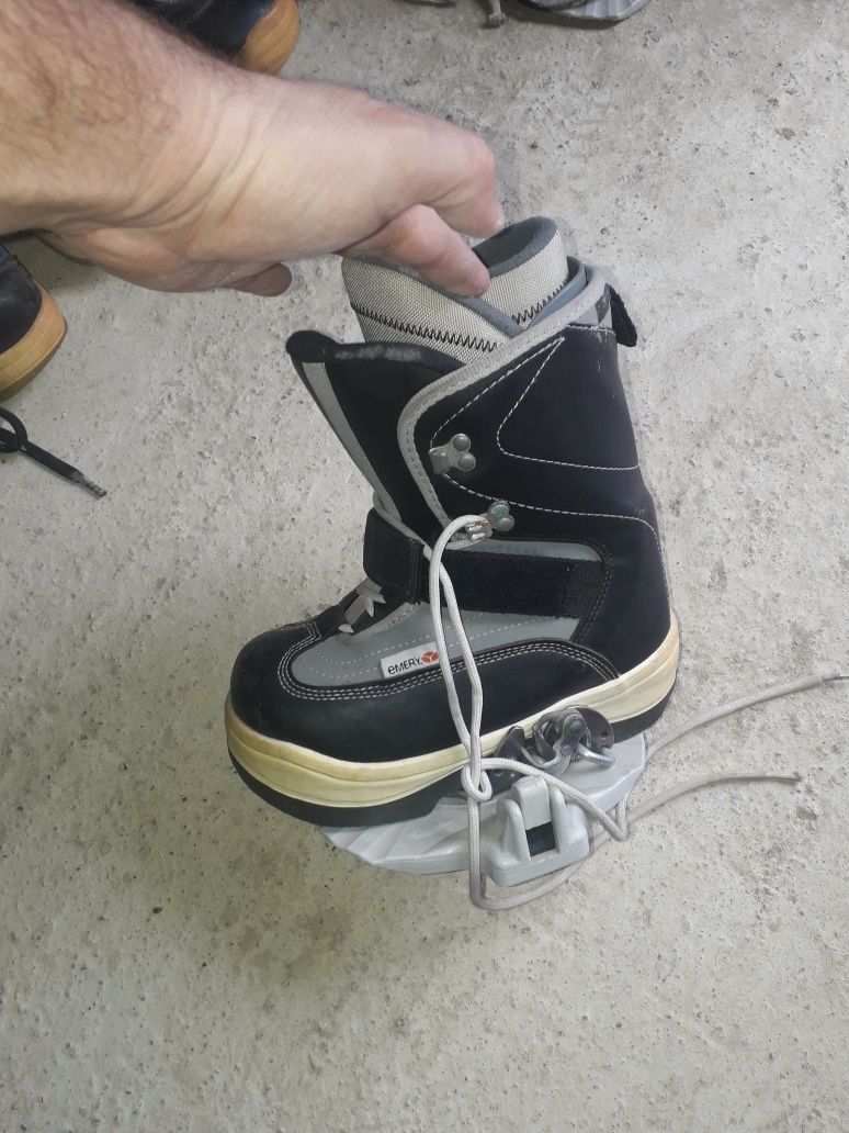 Vând schiuri, clapari si boots pt snowboard