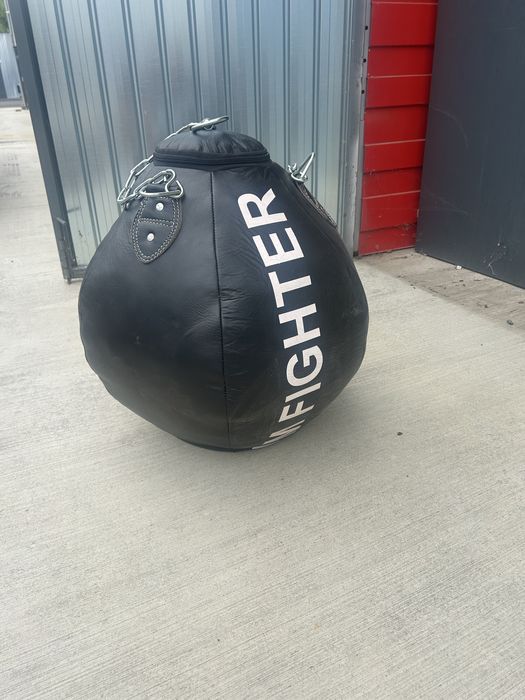 Vand 1 para box nouă , nu a fost folosita deloc, este din piele