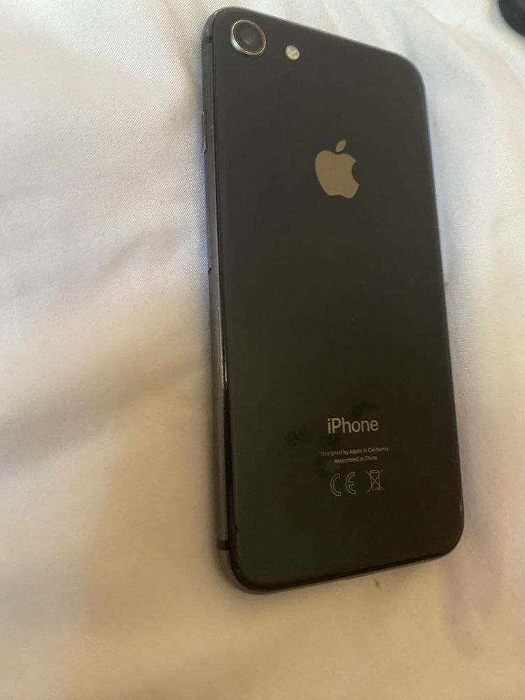 Iphone 8 с чисто нова батерия и калъф+протектор