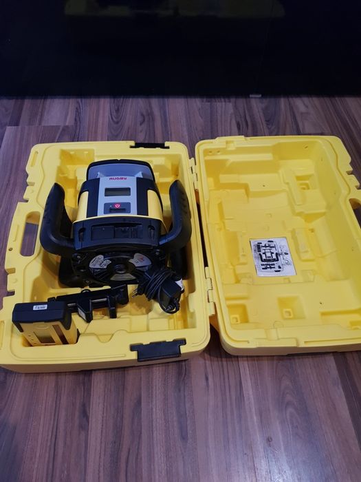 Leica RUGBY CLH,laser rotativ cu dublă pantă și afișaj electronic.
