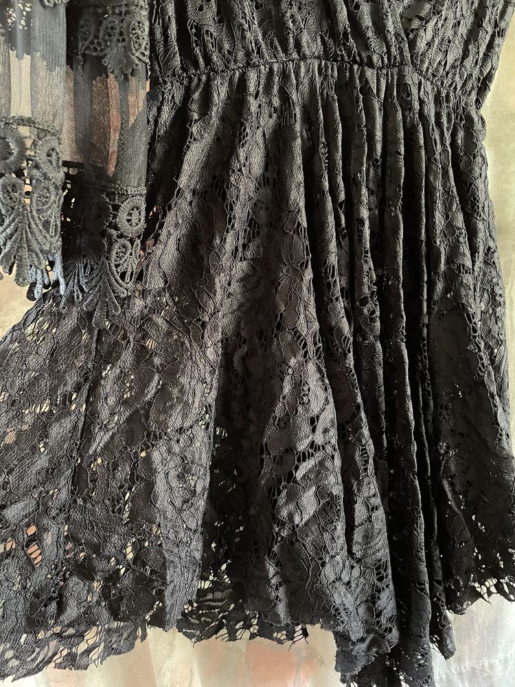 Bulză neagră din dantelă tip rochiță