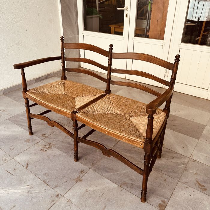 Винтидж дървена пейка с плетено седалище – ретро стил, масив