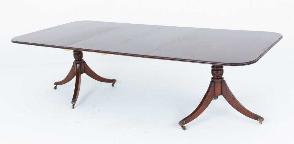 Оригинален луксозен комплект Chesterfield с маса от махагон и 12 стола