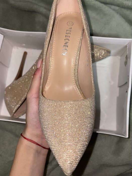 Блестящи брокатени златни токчета