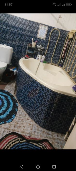 Прадается дом 1 сотка 2 комната кухня  и санузел  цена дагаварная