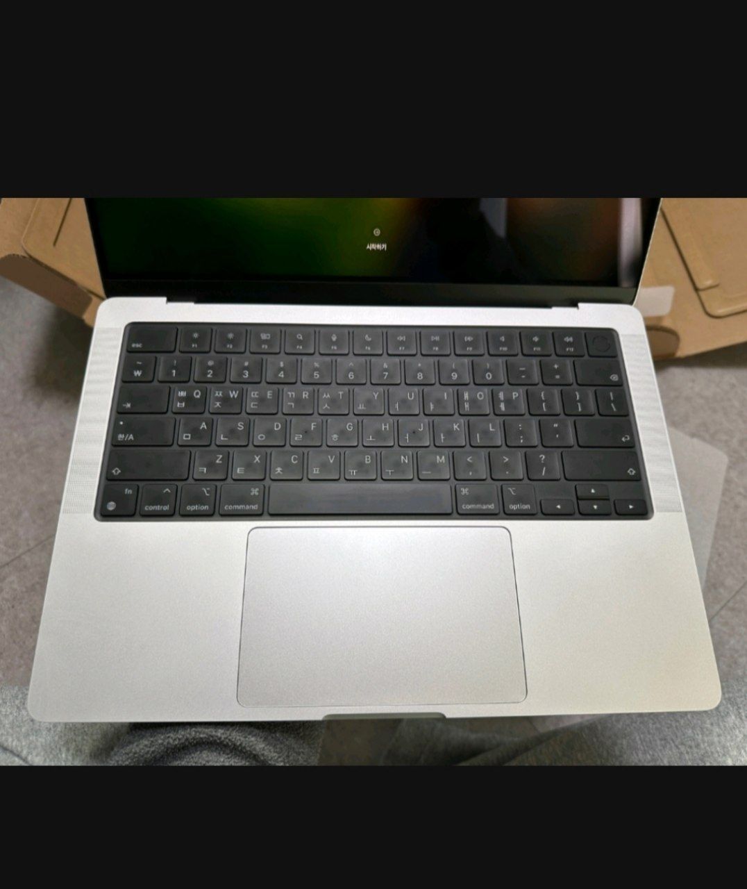MacBook Pro M4 Silver 14 dyum (16GB/512GB) 2 marta zaryad olgan yangi