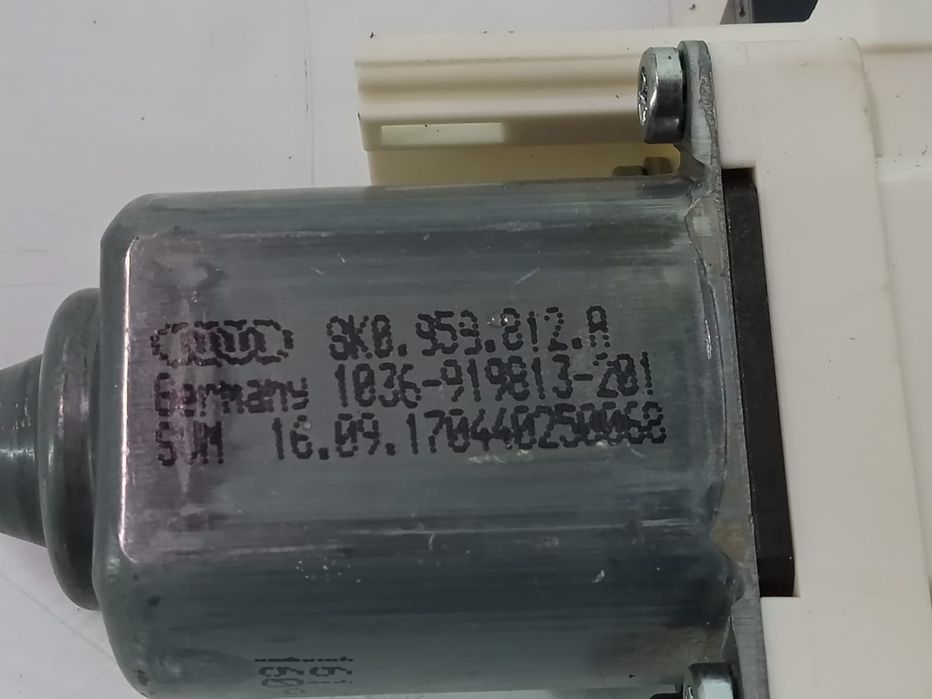 Motoras macara dreapta spate 8k0959812A Volkswagen VW Touareg generat