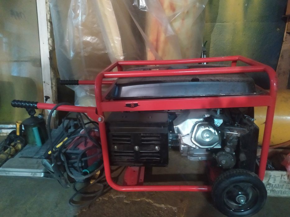 Продам генератор , работает на газу и бензине,