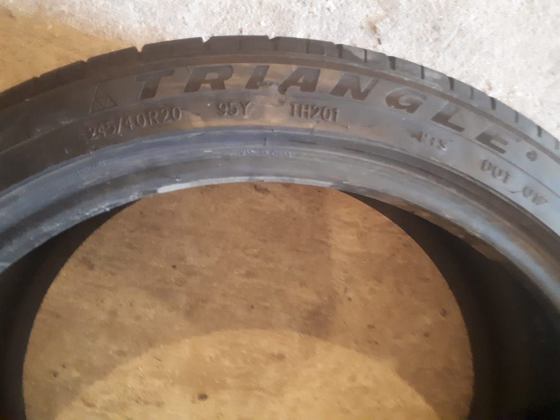 Продам комплект шин 245/40R20