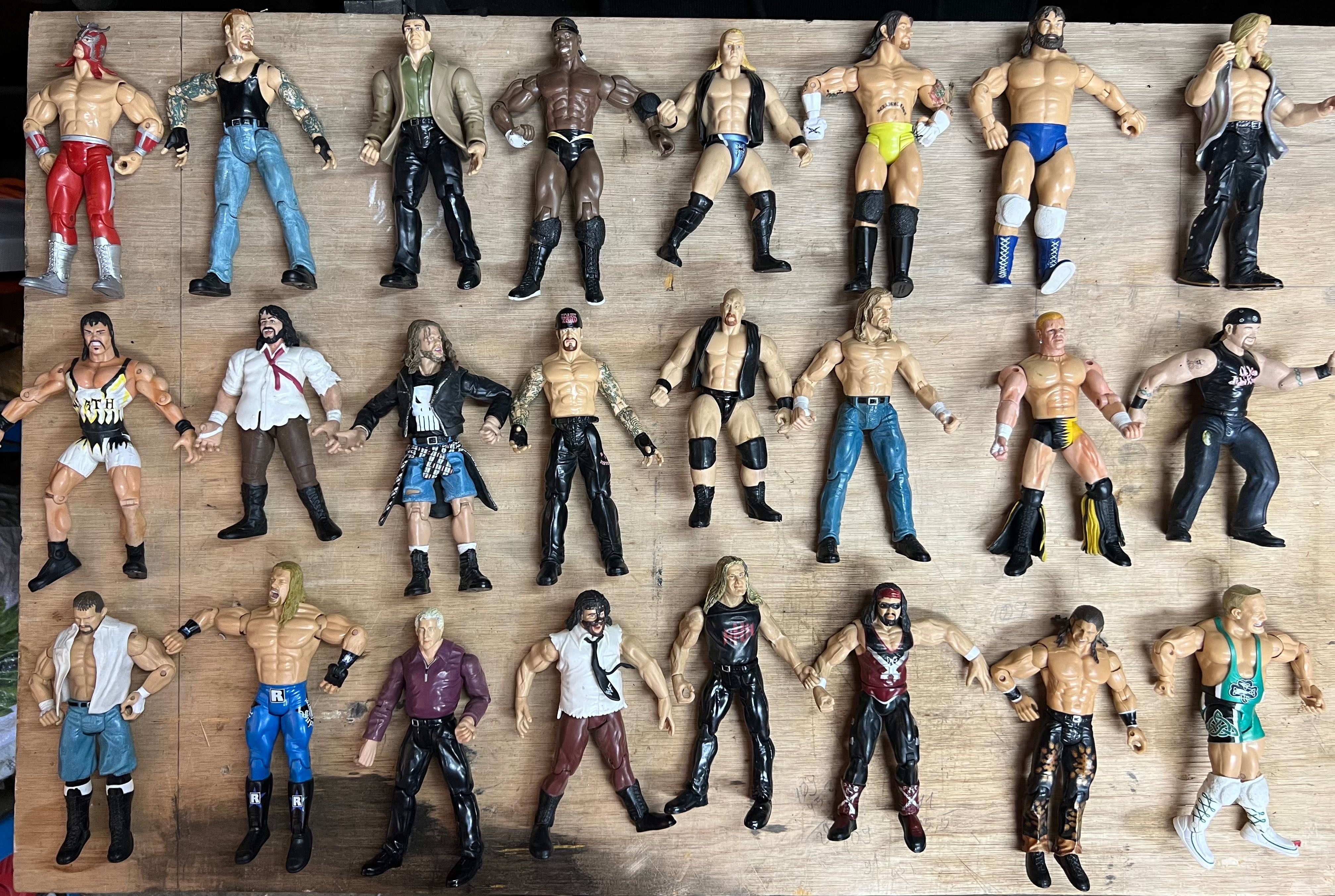 141 бр.  wwe кеч фигури