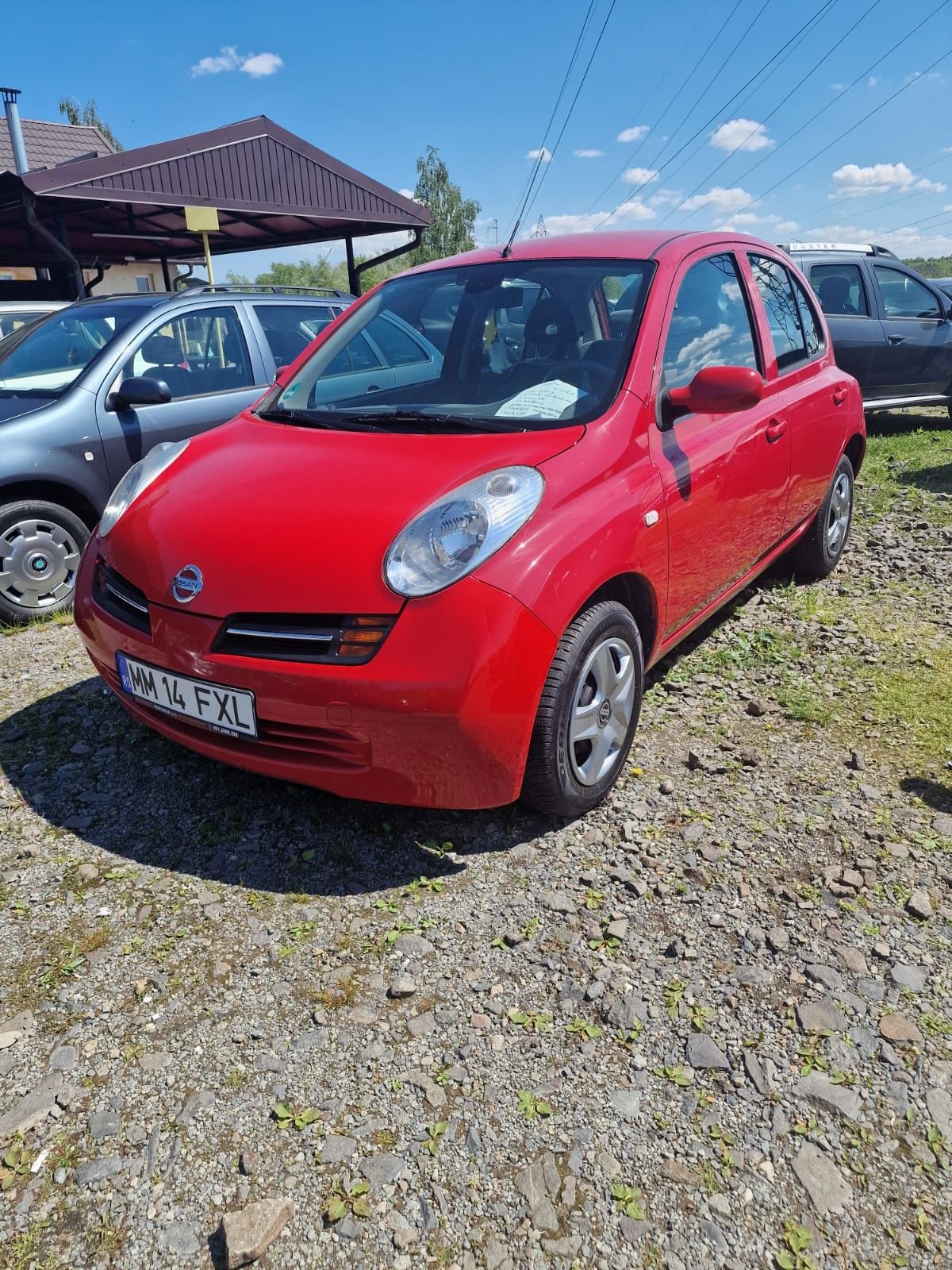 Nissan Micra rosu