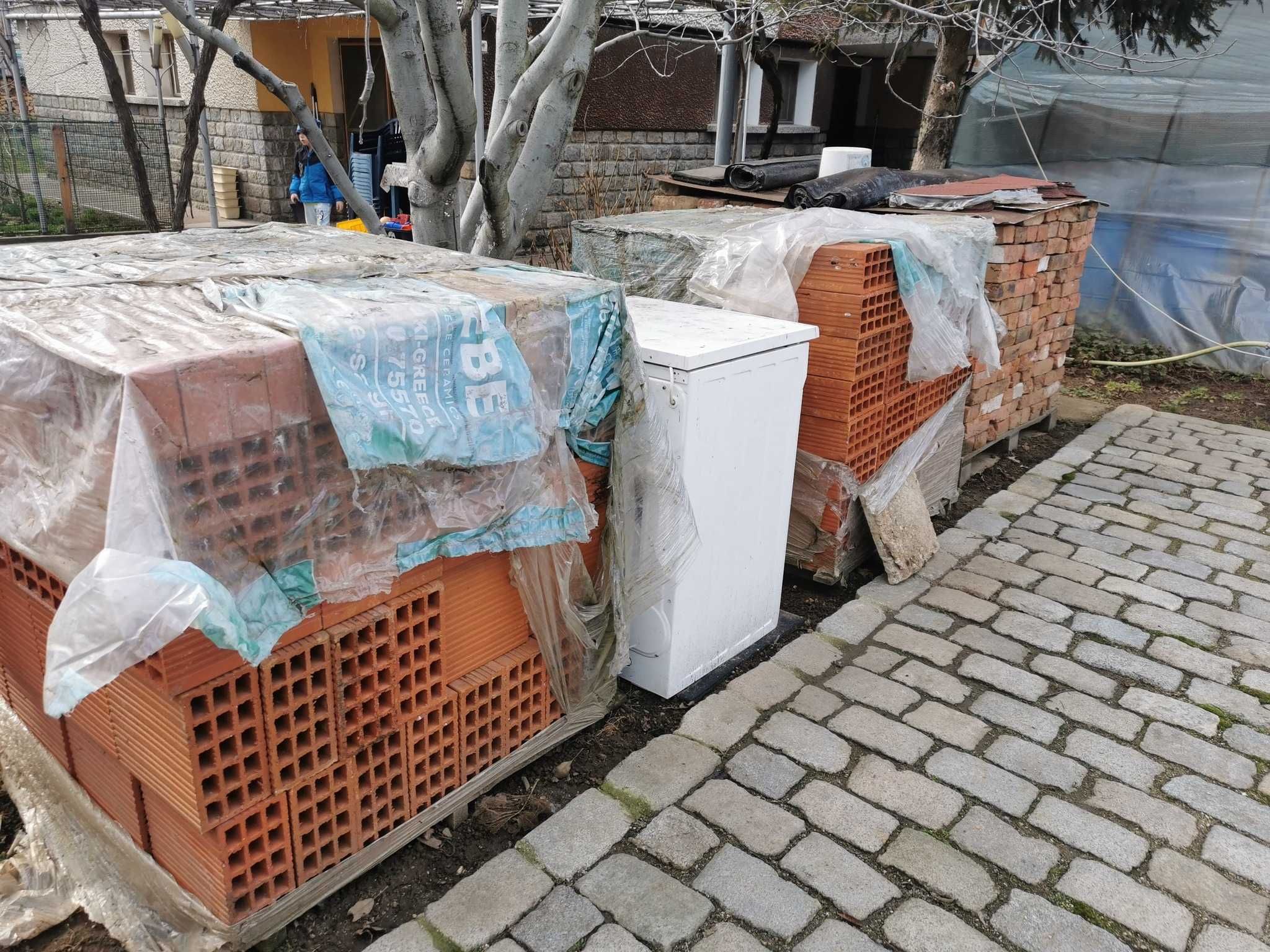 Продавам стари и нови тухли