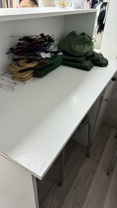 Продается шкафы полки дл бутика