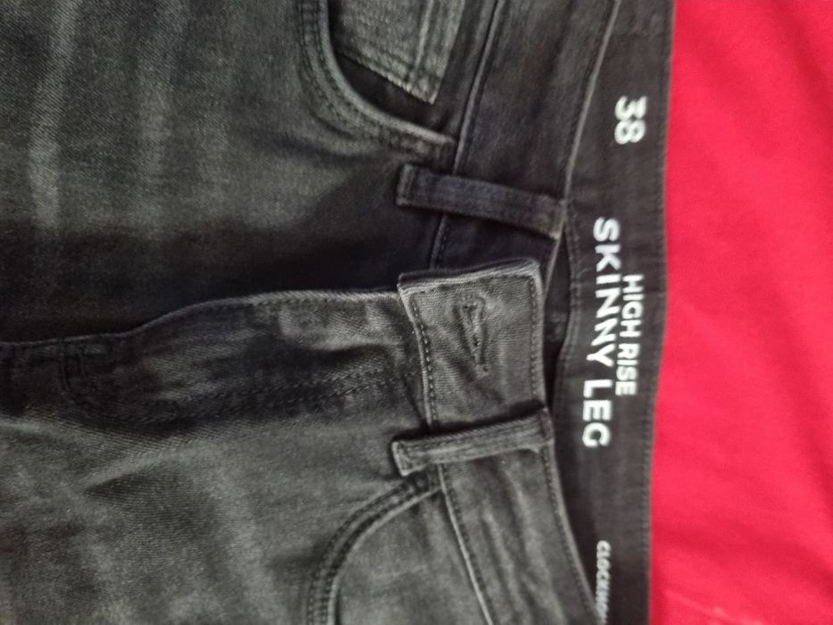 Blugi negri cu model din bile pe picior