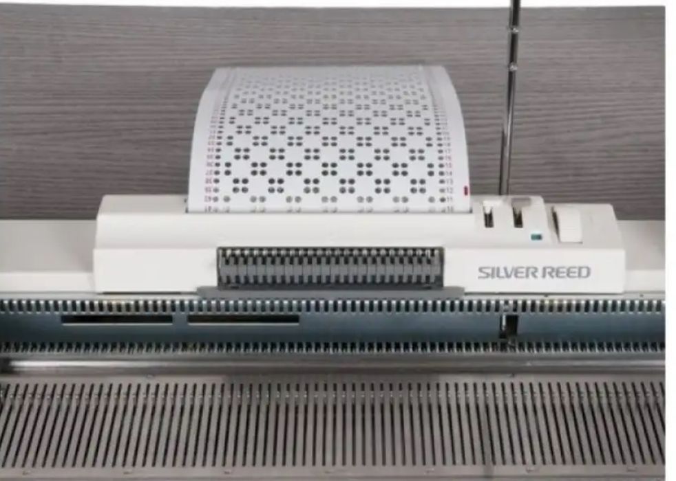 Продам вязальную машинку Silver reed 280