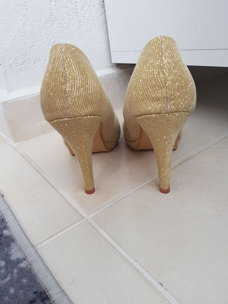 Дамски обувки в златисто