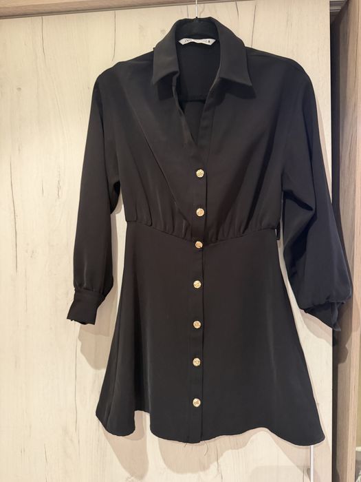 Рокля zara в черно със златни копчета