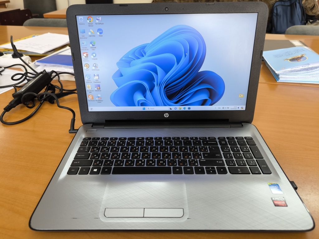 Hp Notebook sotiladi srochno Stalnoy rangda