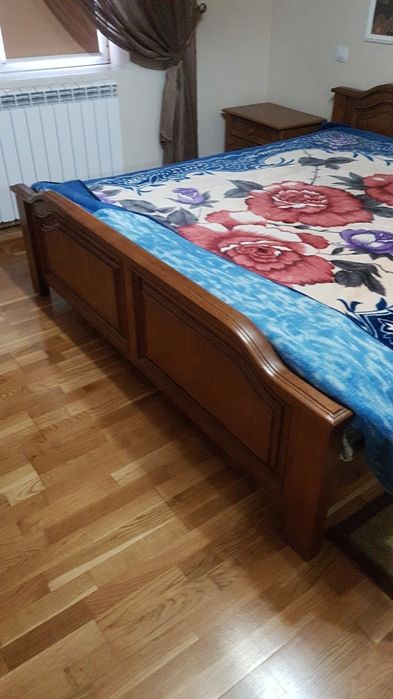 Pat dormitor cu saltea lemn masiv nuanta stejar plus o noptiera