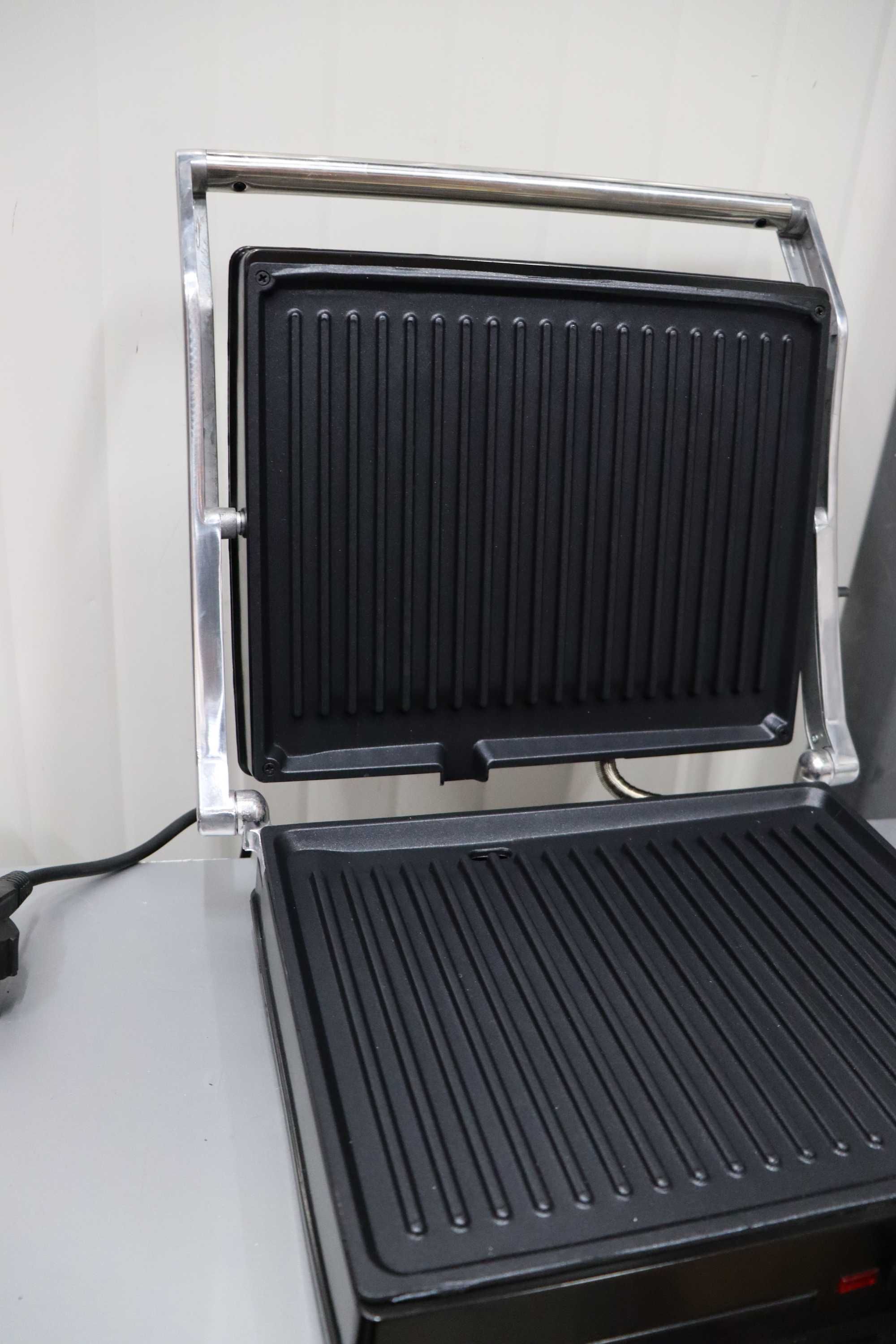 Електрически грил BEHOMEизработен от чугун, , 1800W, с лек ДЕФЕКТ