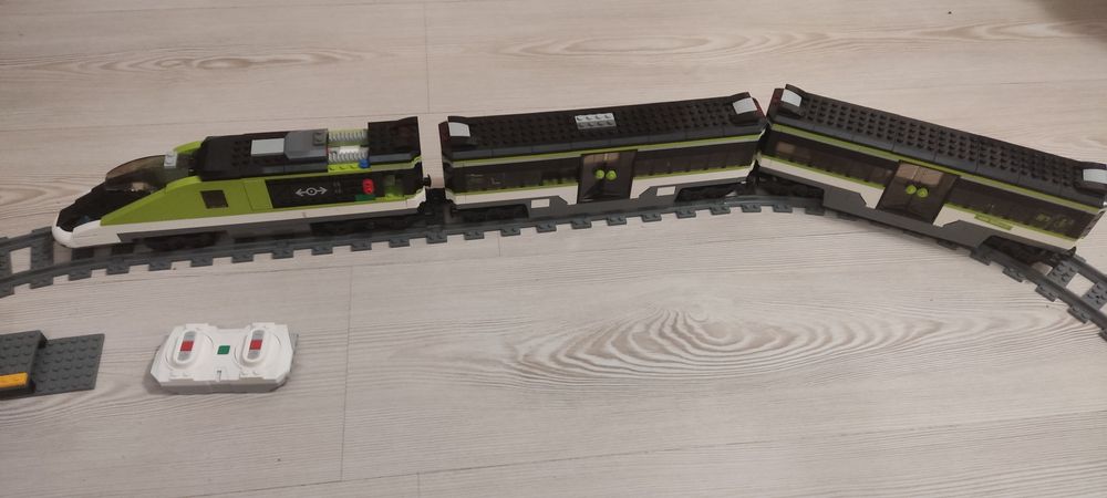 LEGO® City - Tren expres de pasageri 60337