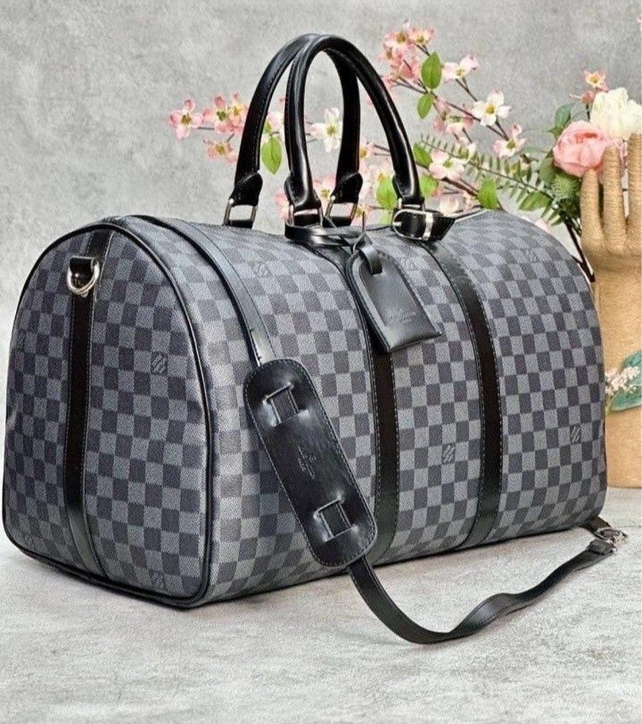 Geanta unisex voiaj Louis Vuitton, curea reglabila, saculet, etichetă