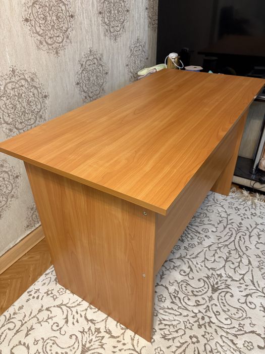 Стол, школьная парта.