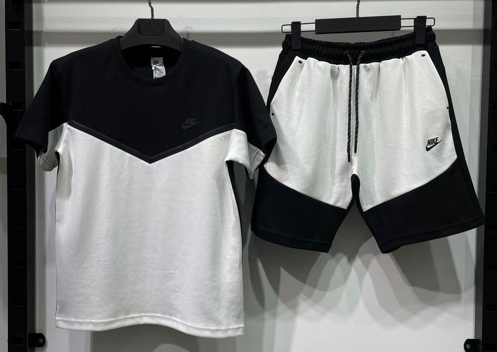 Vănd Nike tech .