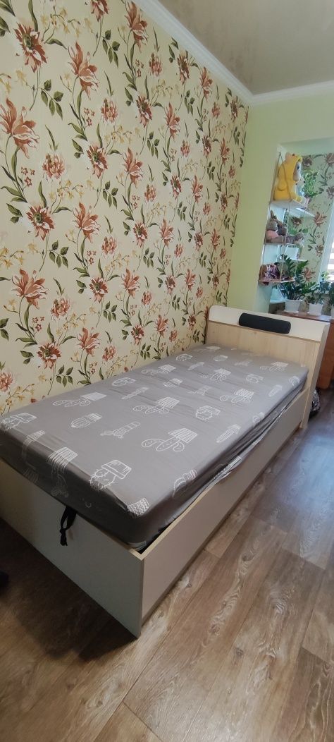 Продаётся кровать полуторка