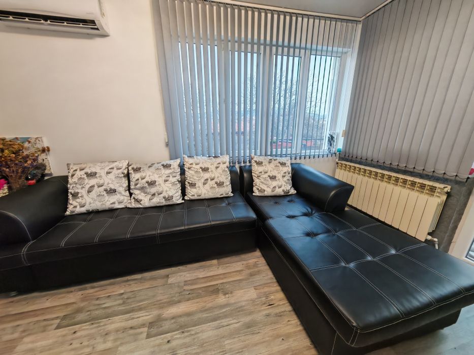 Черен кожен диван с лежанка