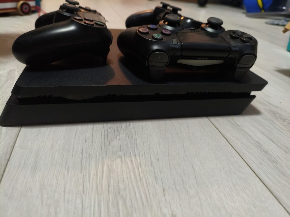 PlayStation 4 Slim 1TB / PS4 + 2 controllere
