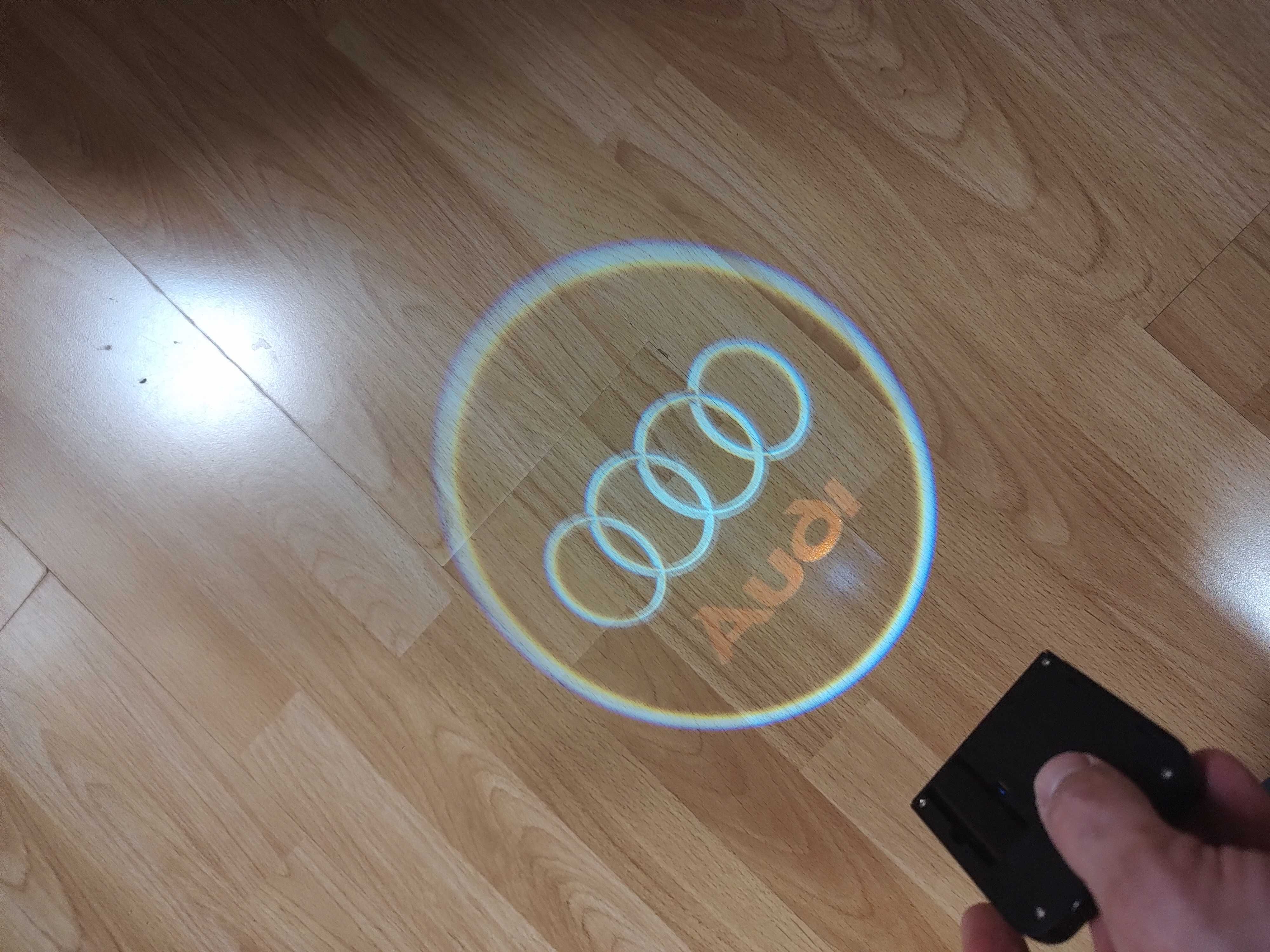 Светещо лого Audi за врата на кола