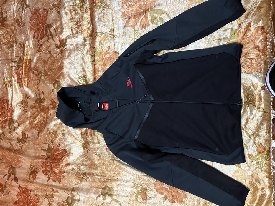 Продавам чисто нов Nike Tech fleece