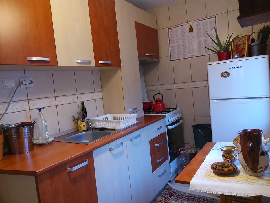 Mobilă bucătărie, centrala pe gaz GPL, aragaz, hotă, chiuvetă!