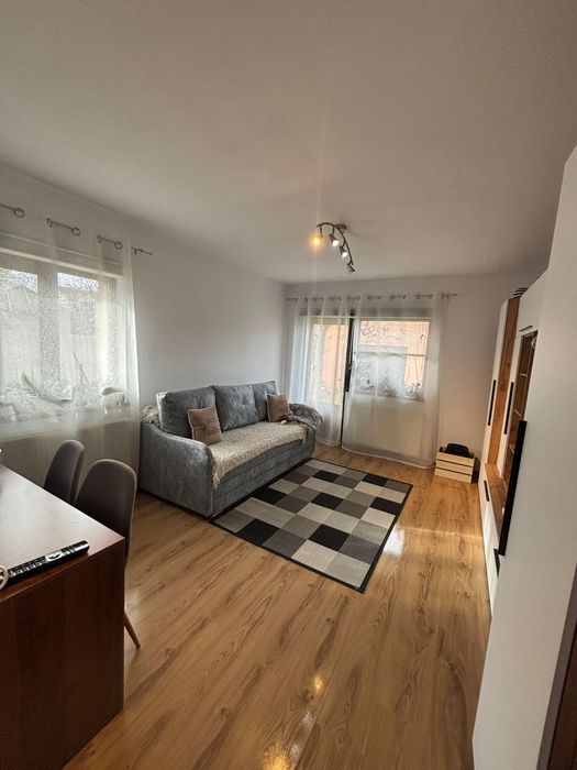 Inchiriez apartament in vila