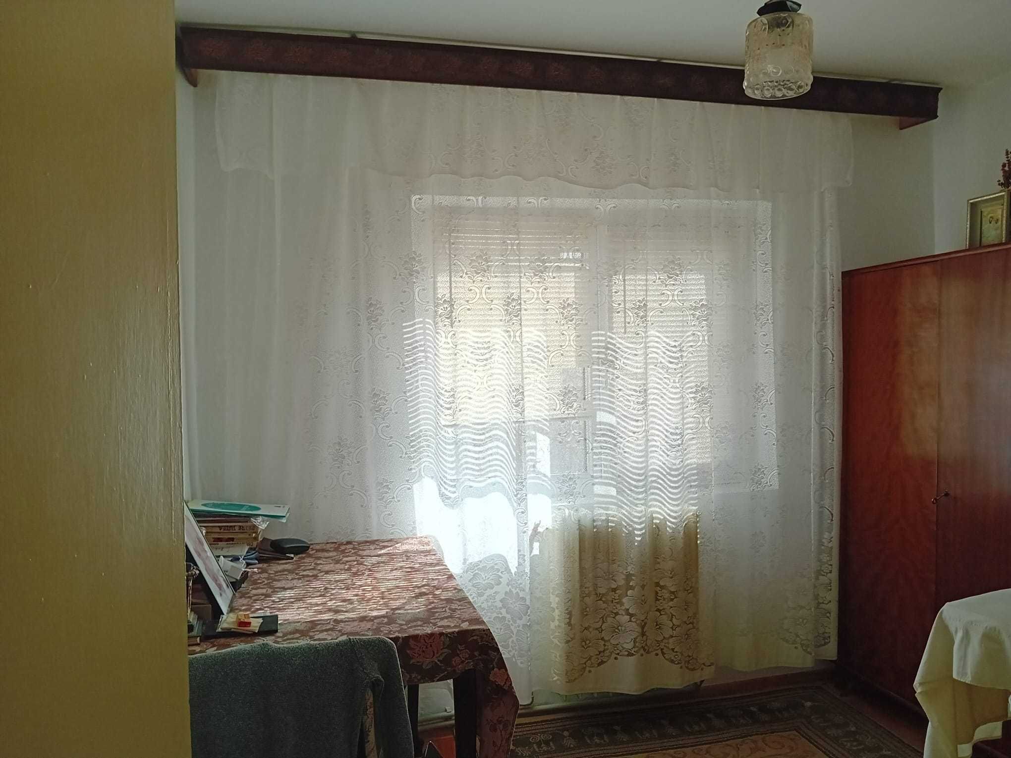 Apartament decomandat 3 camere, etaj 2, mobilat, 2 balcoane,