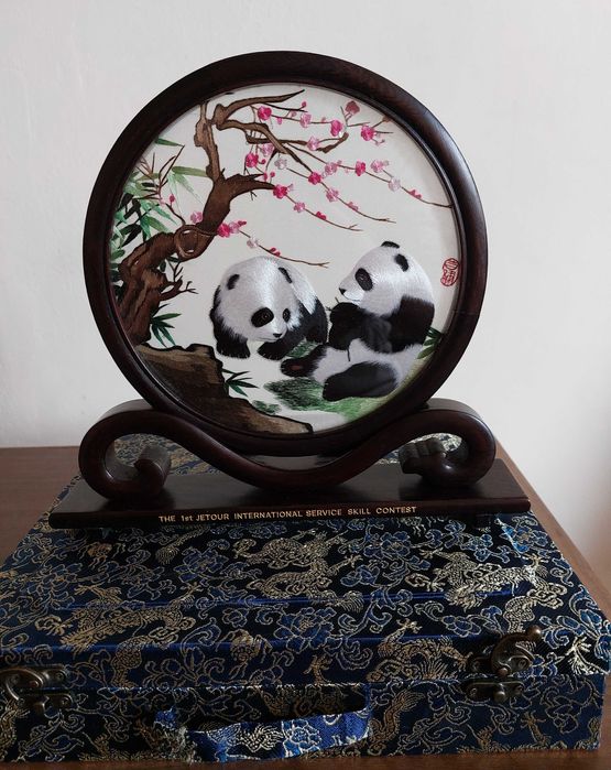 Настольное шёлковое панно Панды. Картина настольная. Сувенир. Вышивка