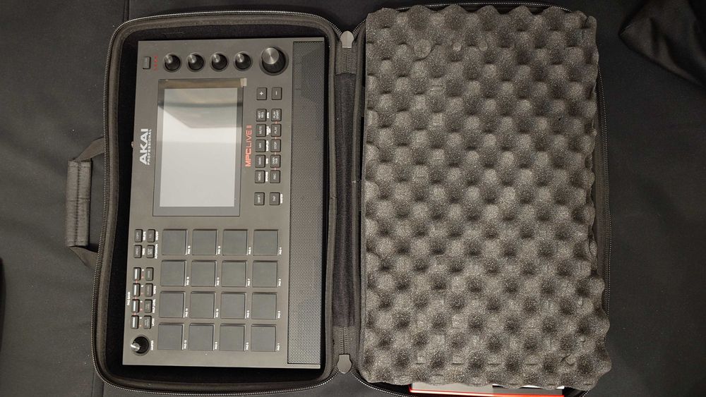 Akai MPC Live II, Akai MPK Mini Plus + Magma CTRL Case + Decksaver