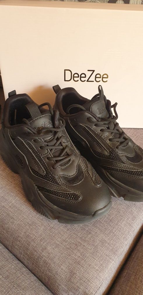 Сникърси DeeZee .