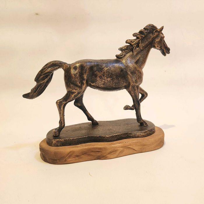 Чугунена статуетка „Галопиращ кон“