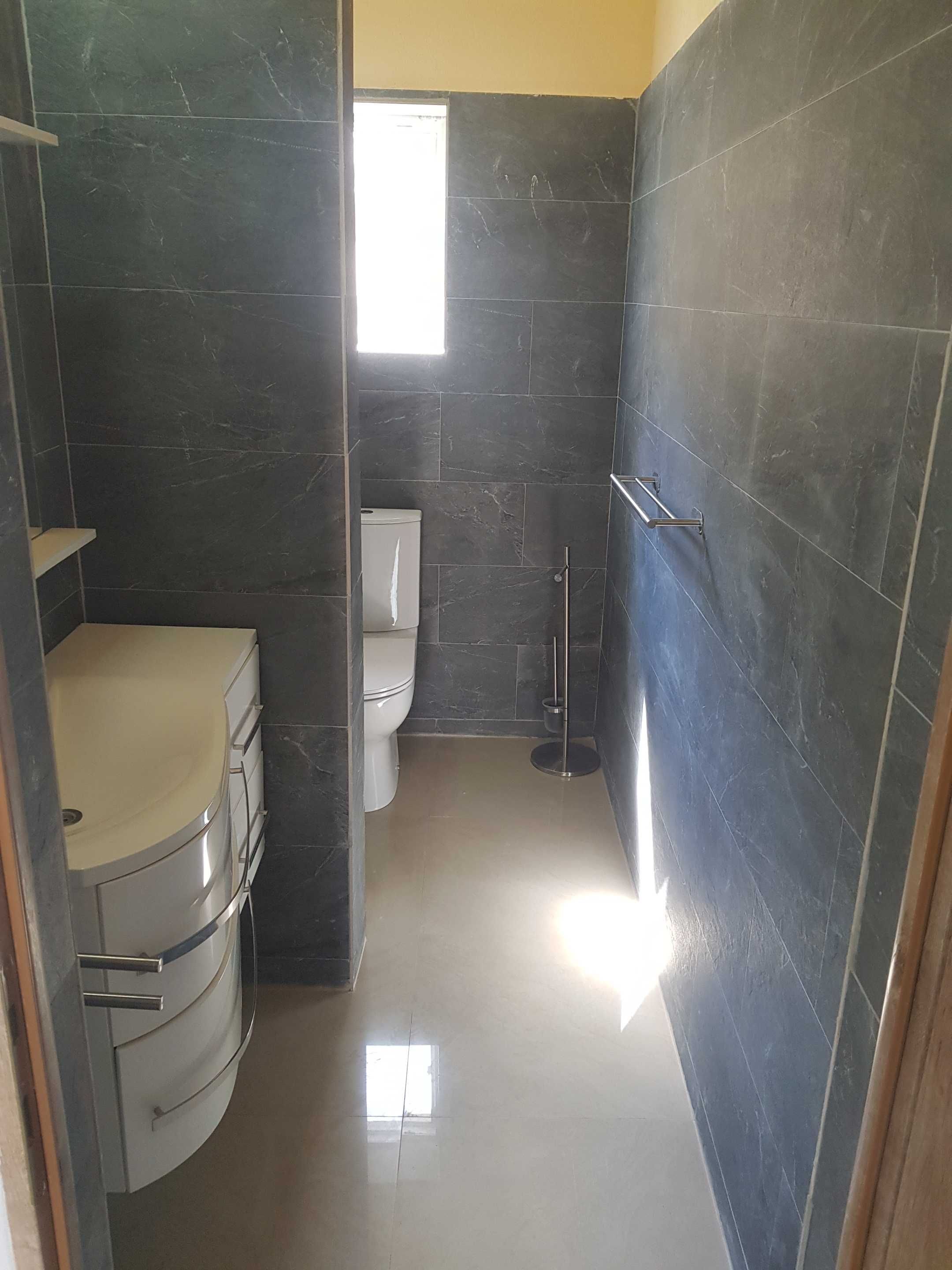 Spatiul comercial 90mp 1 sala + 2 baii la etaj 1 centru