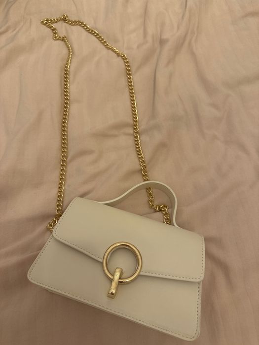 Малка бяла чанта чисто нова