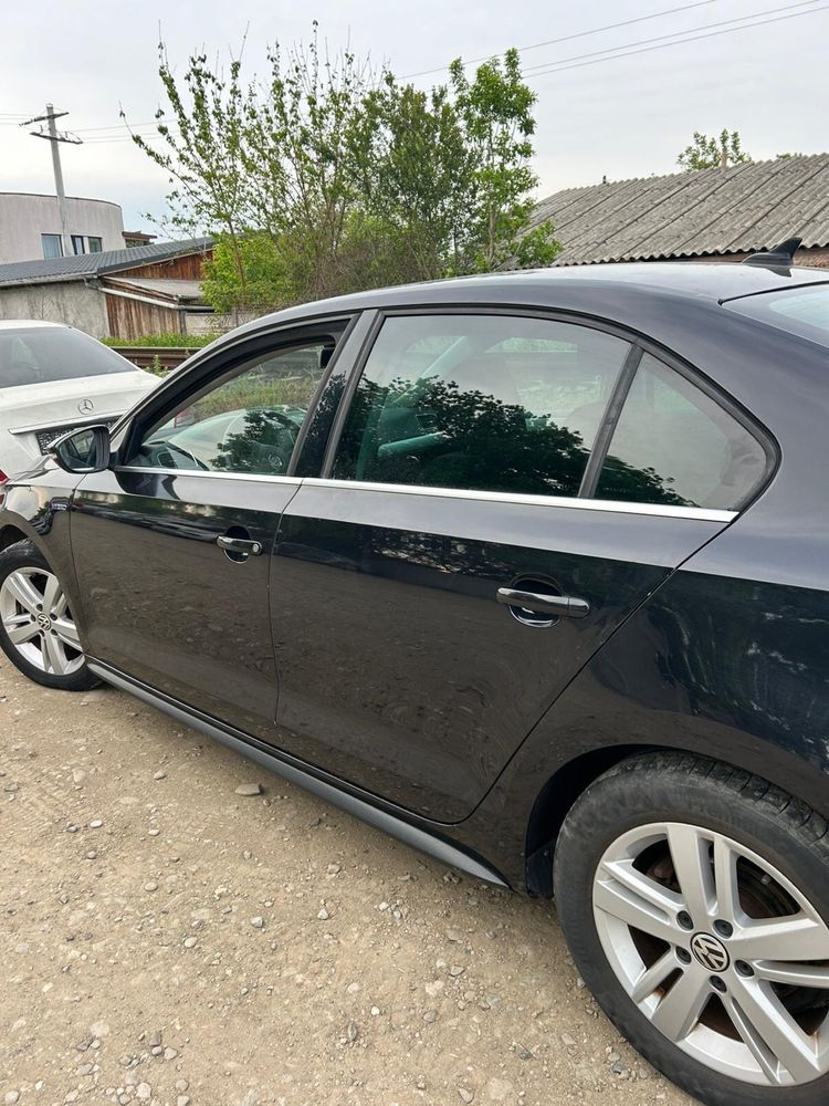 Ușă stânga spate Volkswagen Jetta 2014 (prezintă un mic defect )