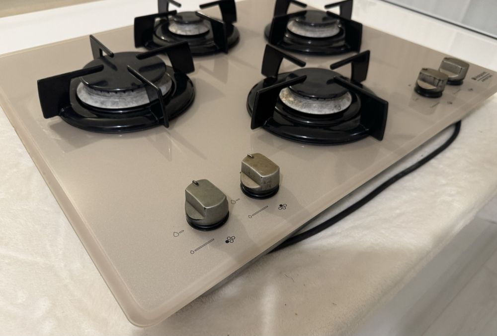 Plita pe gaz crem din sticla