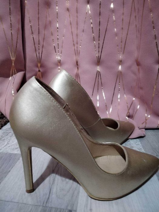 Pantofi stiletto aurii
