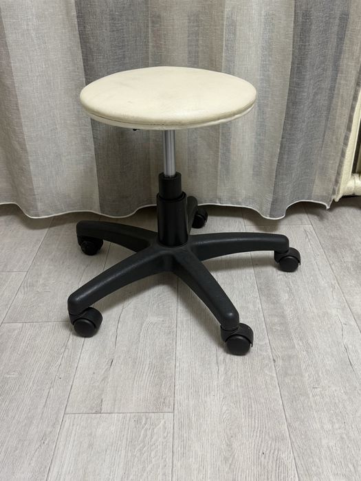 Продам стул.  По высоте регулируется