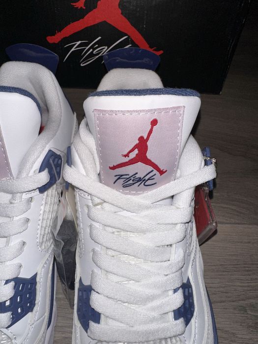Jordan 4 Retro.